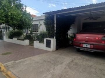 VENTA CASA CON POSIBILIDAD DE HACER DEPARTAMENTO INTERNO.