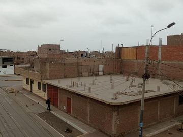 Se Vende Casa De Tres Pisos Frente Al Terminal Pesquero