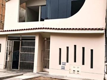 Casa En Venta En Urb. Primavera - Comas