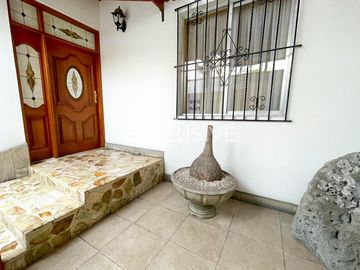 CASA DE 372 m2,05 DORMITORIOS, 02 JARDINES,RICARDO ANGULO, CORPAC, SAN ISIDRO