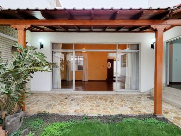 CASA DE 372 m2,05 DORMITORIOS, 02 JARDINES,RICARDO ANGULO, CORPAC, SAN ISIDRO