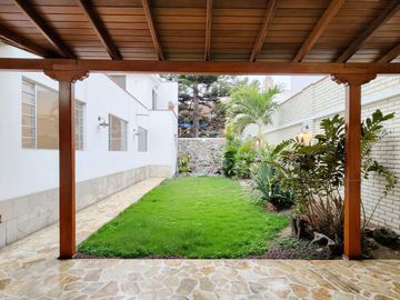 CASA DE 372 m2,05 DORMITORIOS, 02 JARDINES,RICARDO ANGULO, CORPAC, SAN ISIDRO