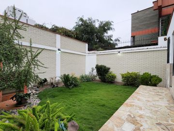 CASA DE 372 m2,05 DORMITORIOS, 02 JARDINES,RICARDO ANGULO, CORPAC, SAN ISIDRO