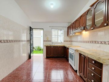 CASA DE 372 m2,05 DORMITORIOS, 02 JARDINES,RICARDO ANGULO, CORPAC, SAN ISIDRO