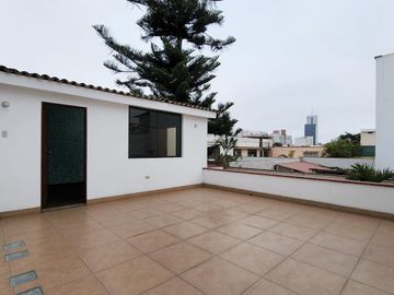 CASA DE 372 m2,05 DORMITORIOS, 02 JARDINES,RICARDO ANGULO, CORPAC, SAN ISIDRO