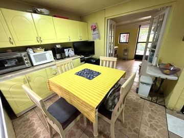 1 DORMITORIO Y BAÑO EN 1ER PISO.