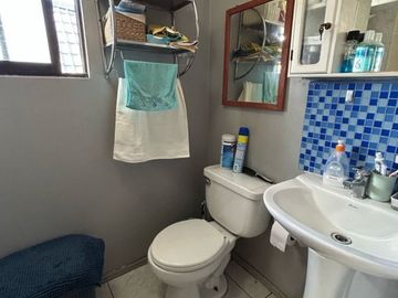 1 DORMITORIO Y BAÑO EN 1ER PISO.