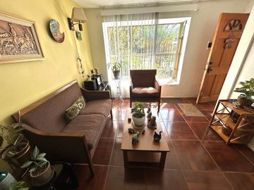 1 DORMITORIO Y BAÑO EN 1ER PISO.