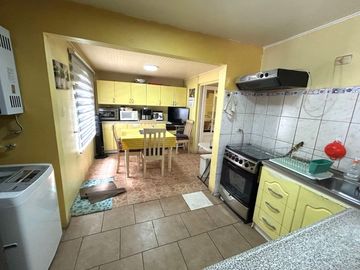 1 DORMITORIO Y BAÑO EN 1ER PISO.