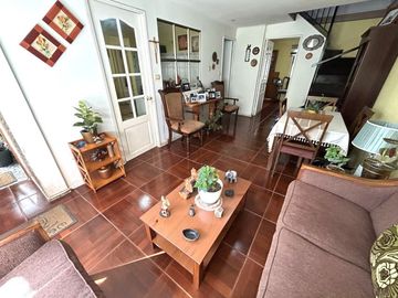 1 DORMITORIO Y BAÑO EN 1ER PISO.