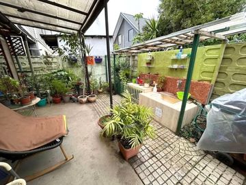 1 DORMITORIO Y BAÑO EN 1ER PISO.