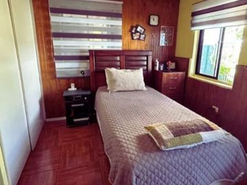 1 DORMITORIO Y BAÑO EN 1ER PISO.