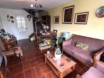 1 DORMITORIO Y BAÑO EN 1ER PISO.