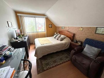 1 DORMITORIO Y BAÑO EN 1ER PISO.