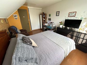 1 DORMITORIO Y BAÑO EN 1ER PISO.