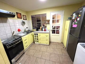 1 DORMITORIO Y BAÑO EN 1ER PISO.