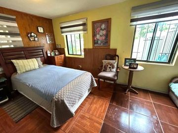 1 DORMITORIO Y BAÑO EN 1ER PISO.