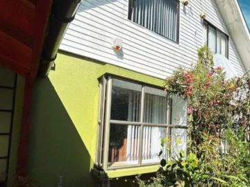 1 DORMITORIO Y BAÑO EN 1ER PISO.