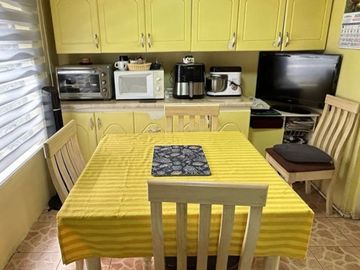 1 DORMITORIO Y BAÑO EN 1ER PISO.