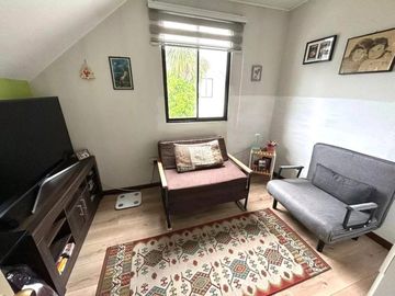 1 DORMITORIO Y BAÑO EN 1ER PISO.