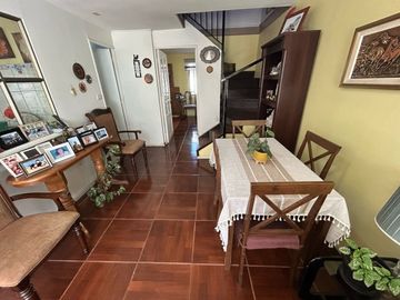 1 DORMITORIO Y BAÑO EN 1ER PISO.