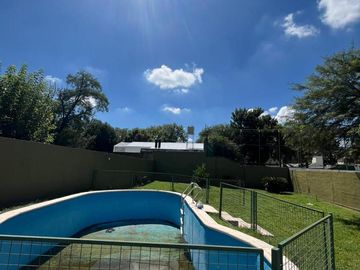 Casa en  venta en Arguello  zona colegios en una planta , gran parque, escritura