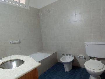 Casa en  venta en Arguello  zona colegios en una planta , gran parque, escritura