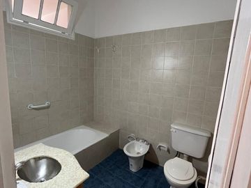 Casa en  venta en Arguello  zona colegios en una planta , gran parque, escritura