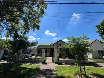 Casa en  venta en Arguello  zona colegios en una planta , gran parque, escritura