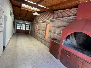 Casa en  venta en Arguello  zona colegios en una planta , gran parque, escritura