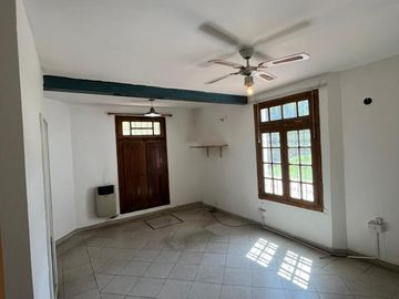 Casa en  venta en Arguello  zona colegios en una planta , gran parque, escritura