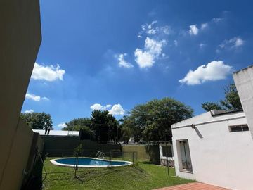 Casa en  venta en Arguello  zona colegios en una planta , gran parque, escritura