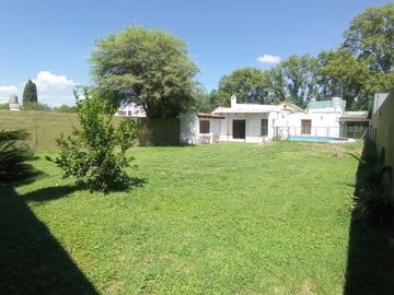 Casa en  venta en Arguello  zona colegios en una planta , gran parque, escritura