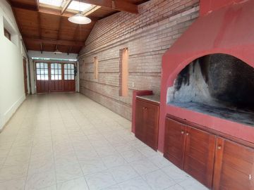 Casa en  venta en Arguello  zona colegios en una planta , gran parque, escritura