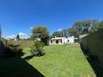 Casa en  venta en Arguello  zona colegios en una planta , gran parque, escritura