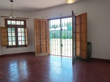 Casa en  venta en Arguello  zona colegios en una planta , gran parque, escritura