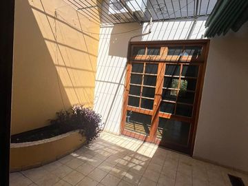 Casa en  venta en Arguello  zona colegios en una planta , gran parque, escritura