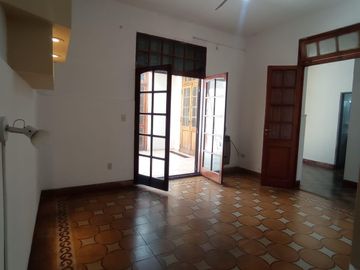 Casa en  venta en Arguello  zona colegios en una planta , gran parque, escritura