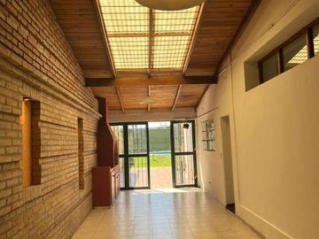 Casa en  venta en Arguello  zona colegios en una planta , gran parque, escritura