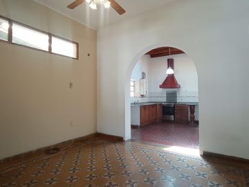 Casa en  venta en Arguello  zona colegios en una planta , gran parque, escritura