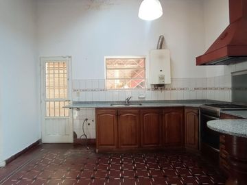 Casa en  venta en Arguello  zona colegios en una planta , gran parque, escritura