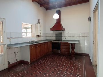 Casa en  venta en Arguello  zona colegios en una planta , gran parque, escritura