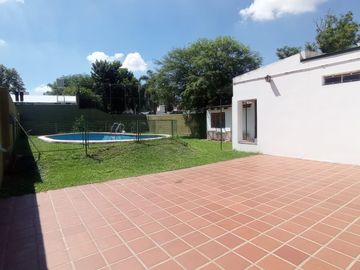 Casa en  venta en Arguello  zona colegios en una planta , gran parque, escritura