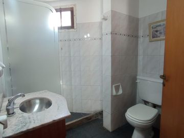 Casa en  venta en Arguello  zona colegios en una planta , gran parque, escritura