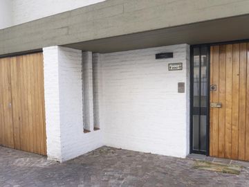 Casa de 4 ambientes con cochera en venta en el Barrio Alemán - Martinez