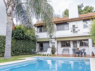 Casa de 4 ambientes con cochera en venta en el Barrio Alemán - Martinez