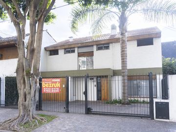 Casa de 4 ambientes con cochera en venta en el Barrio Alemán - Martinez