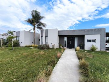 VENTA CASA SAN SEBASTIAN AREA 1 -