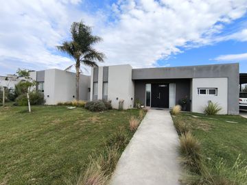 VENTA CASA SAN SEBASTIAN AREA 1 -