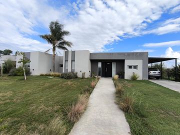 VENTA CASA SAN SEBASTIAN AREA 1 -